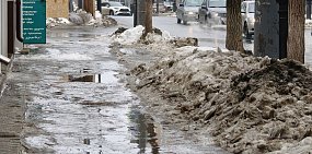 Лед под лужами и снежные шапки: Как Оренбург выглядит в третий день оттепели?