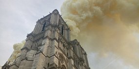 Во Франции сгорел собор Парижской Богоматери