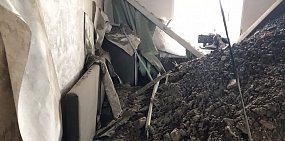 Жители дома, в котором рухнул потолок, рассказали, почему не захотели переезжать в гостиницу Орска