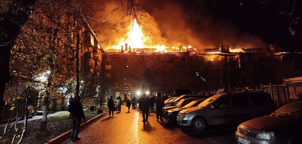 Сильнейший пожар в Оренбурге: полыхает крыша многоквартирного жилого дома, все жильцы эвакуированы