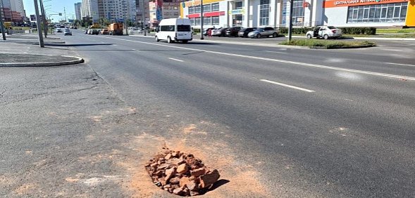 В Оренбурге провал на улице Салмышской заложили битым кирпичом