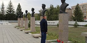 В Орске возложили цветы к памятнику Героя России Андрею Туркину