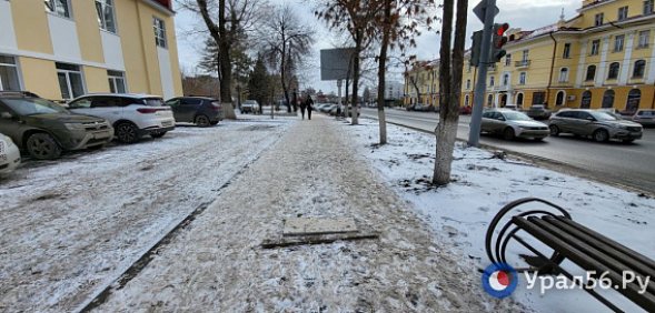 Открытый люк на улице Маршала Жукова в Оренбурге замаскировали досками. Фотофакт Урал56.Ру