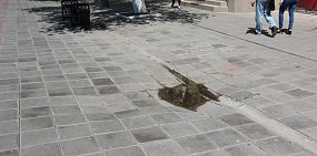 В Оренбурге на площади «Атриум» в двух местах провалилась плитка