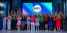Команды КВН на сцене