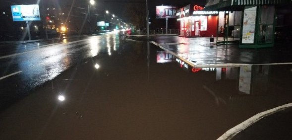 На дороги в Оренбурге потратили миллионы, но их все равно затопило после дождя