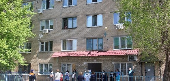 Скандал в закрытом на карантин общежитии в Оренбурге: люди не хотят переезжать и жалуются на Роспотребнадзор