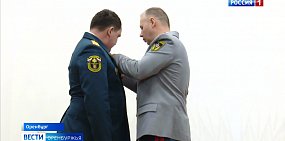 Спасателей, которые помогли людям во время снежного плена, наградили медалями