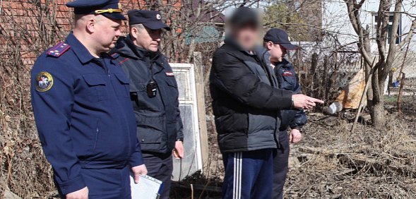 Мужчина показывает, как было совершено убийство. Фото СК по Оренбургской области 