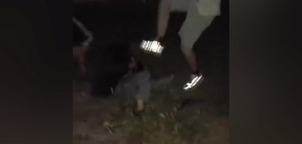 Толпа подростков избила и ограбила двух мужчин в Новотроицке. Происходящее они снимали на видео