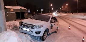 В Новотроицке женщина на LADA Kalina сбила пешехода и врезалась в столб