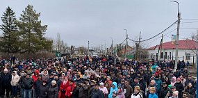 Участники митинга в поселке Первомайский, Оренбургская область