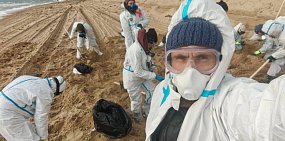 Волонтеры Дмитрий и Виталий Соловьевы на побережье Черного моря. Фото: Правительство Оренбургской области 