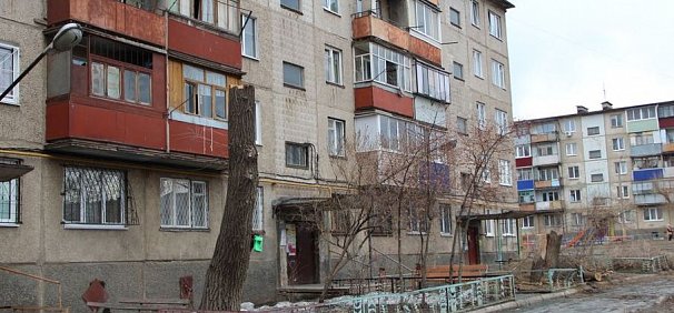 В Орске коммунальщики спилили деревья до получения разрешения