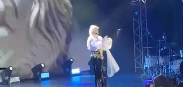 Филипп Киркоров в Оренбурге с пуховым платком от поклонников, фото: скрин с видео UTV