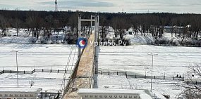 На берегу Урала в центре Оренбурга рыбаки сидят на льду, а рядом — проталина