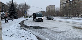 Коммунальная авария на проспекте Ленина, 18 в Орске создала ледяную ловушку для водителей и зимний ручей для пешеходов