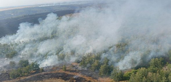 Борьба с пожарами на востоке Оренбургской области: Пожарным удалось локализовать возгорание на одном из двух крупных очагов