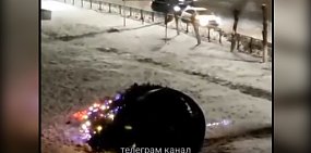 В Оренбурге сильный ветер повалил елку