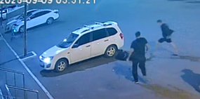 «Давай я нож достану»: В Оренбурге дебошир разбил машины и избил прохожего