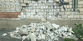 В частном секторе в Орске стена здания рассыпается по кирпичикам 