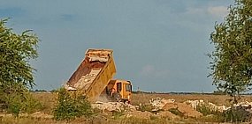 Под Оренбургом растет новая несанкционированная свалка. Отходы туда свозят грузовиками