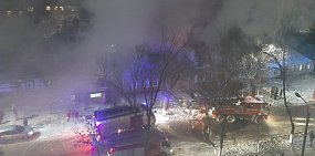 Всю ночь тушили пожар в многоквартирном доме в центре Оренбурга 