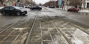 Накат, слякоть и мокрый асфальт: Как выглядят дороги и тротуары Орска после спада морозов