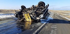 На трассе около Медногорска перевернулся грузовой автомобиль с битумом