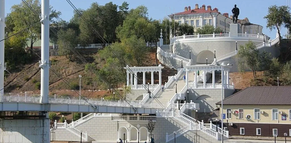 На западной набережной Урала в Оренбурге высадят более трех тысяч растений