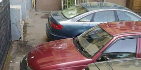 С карниза многоквартирного дома в центре Орска на автомобили упал цемент