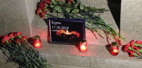 Жители Оренбурга возложили цветы в память о погибших в Керчи