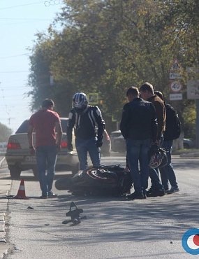 Байкер без прав, попавший в ДТП в центре Орска, является сотрудником полиции