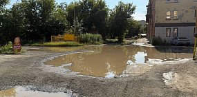 В Орске уже много лет не могут справиться с лужей между многоэтажными домами