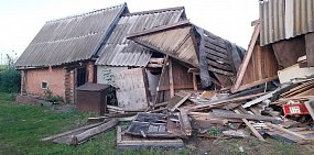 В Оренбургской области мужчина решил отомстить обидчику и въехал на КамАЗе в его дом 