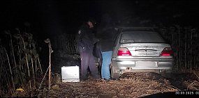 В Оренбургском районе парень угнал автомобиль, катал на нем ребенка и застрял в подсолнухах