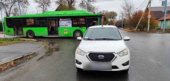 Резко затормозил — и пассажиры полетели: в Оренбурге автобус попал в бесконтактное ДТП