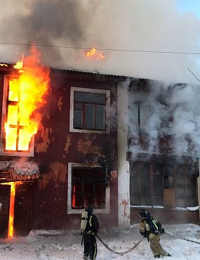 В Орске в расселенном доме по улице Московской сильный пожар не удается ликвидировать уже 5 часов