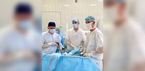 Врачи во время операции. Фото правительства региона 