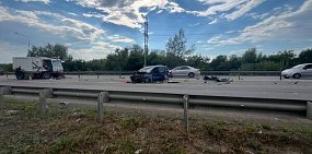 Грузовик, подметально-уборочная машина и Hyundai Solaris столкнулись на Загородном шоссе в Оренбурге 
