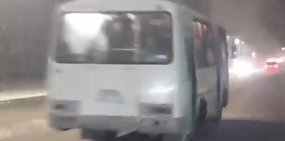 Полный автобус в Оренбурге. Стоп-кадр из видео