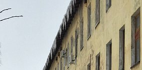 Покатые крыши домов в Оренбургской области начали обрастать огромными сосульками
