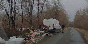 Жители Орска сваливают мусор на обочину дороги рядом с пустой «лодочкой»