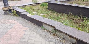 Прогулка вокруг драмтеатра Орска: Сорняки, обвалившаяся плитка и «пьяные» фонари