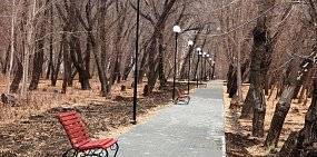 Лавочки на пешеходных дорожках в парке Строителей Орска подвинут