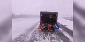 На трассе Оренбургской области в метель наносили разметку: видео