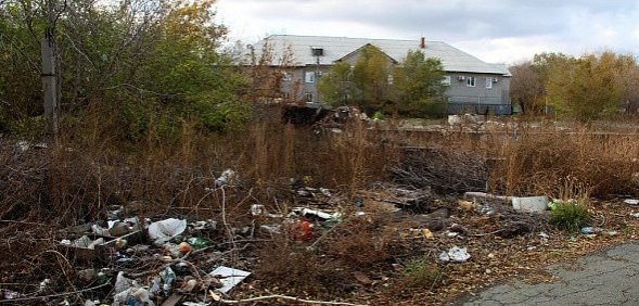 «Чиновники ждут, что горы мусора засыплет снегом»! Свалку возле орской школы до сих пор не убрали