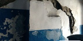 Рабочие до сих пор укрепляют стену, которая обрушилась в доме Орска