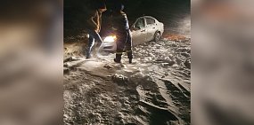 Спасение водителей из снежного плена. Фото: пресс-служба департамента пожбезопасности и гражданской защиты Оренбургской области 