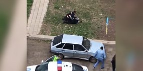 ﻿В Оренбурге задержали пьяного мужчину, который гонялся за прохожими с топором (видео)